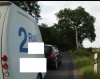Foto 2/2: Ich bin nicht im unebenen Randbereich der Straße unterwegs, das waren etwa 5-10 cm Abstand, Pkw ca. 70 km/h mit spürbarer Sogwirkung nach links (richtig, Firmenwagen vom &quot;Fahrradexperten&quot;)