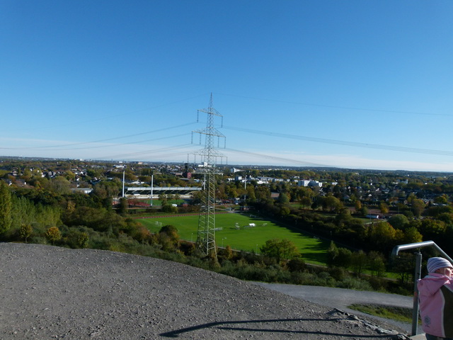 Blick auf das Stadion - links neben dem Strommast die Zeche Holland, im Hintergrund der weiße Bau - Krupp Kaltwalzwerk Wattenscheid im ehemaligen Verwaltungsgebäude residiert heute eine Harley Davidson Vertretung