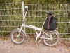 Bochum_2.jpg (396.83 KiB) 8532 mal betrachtet Mein Schutzengel: 3 Kladden im Rucksack stützen nun den Sattel.